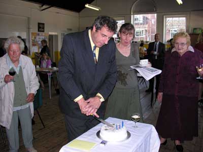 Leon cutting cake